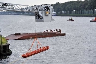 Hà Lan: Tàu hàng đâm lật phà chở khách
