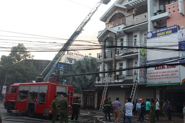 Giải cứu thành công 4 người mắc kẹt trong căn nhà cháy