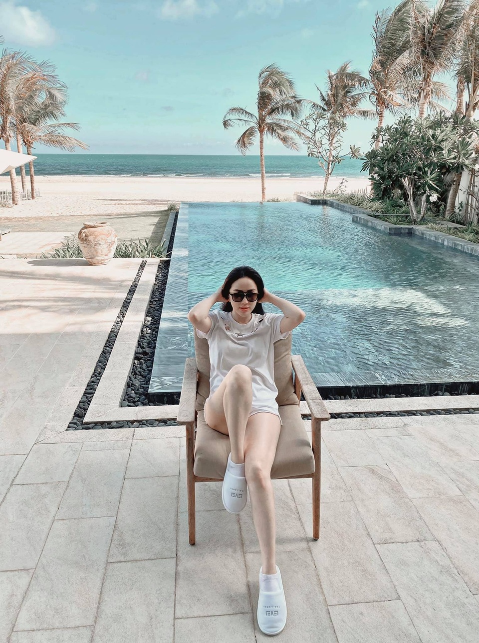 “Nóng bỏng mắt” với thời trang nghỉ dưỡng mùa cách ly của mỹ nhân Việt - 9 “Nóng bỏng mắt” với thời trang nghỉ dưỡng mùa cách ly của mỹ nhân Việt - 9