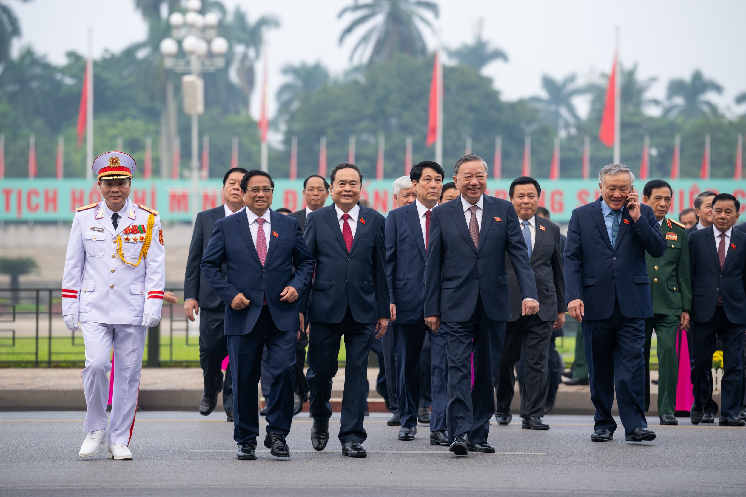 View - Lãnh đạo Đảng, Nhà nước và các ĐBQH vào Lăng viếng Chủ tịch Hồ Chí Minh | Báo Dân trí