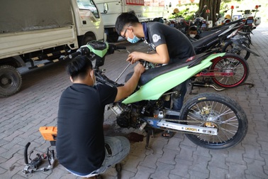 25 quái xế hẹn nhau tụ tập tại trung tâm tỉnh để đua xe trong mùa dịch