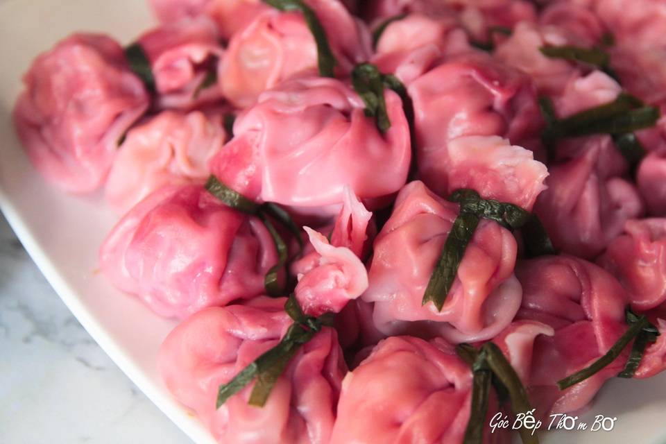 Làm hoành thánh bằng thanh long ruột đỏ bán không kịp nghỉ tay - 2 Làm hoành thánh bằng thanh long ruột đỏ bán không kịp nghỉ tay - 2