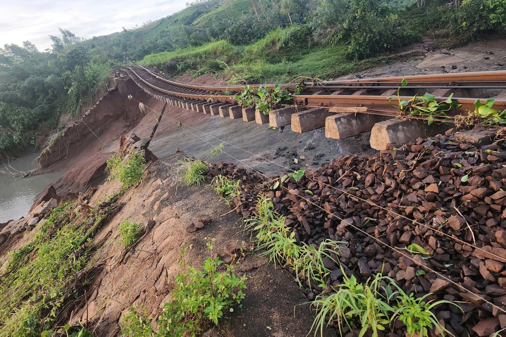 Tạm dừng nhiều chuyến tàu Bắc - Nam do hỏng đường ray sau bão Kalmaegi - 1 Tạm dừng nhiều chuyến tàu Bắc - Nam do hỏng đường ray sau bão Kalmaegi - 1