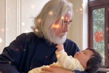 Tuổi "thất thập", đạo diễn Trương Kỷ Trung vui thú ở nhà... bế con