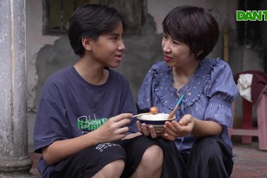 Nữ giảng viên khuyết tật từ chối trợ cấp và bước ngoặt sau món ăn cho con