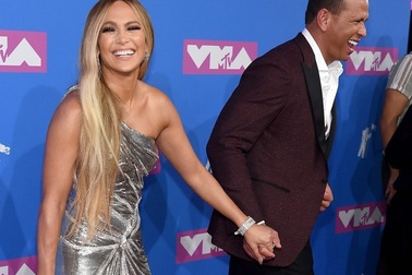 Jennifer Lopez gọi bạn trai là “bạn tâm giao”