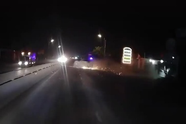 Nghi nổ lốp, xe tải lật nghiêng trượt dài trên đường