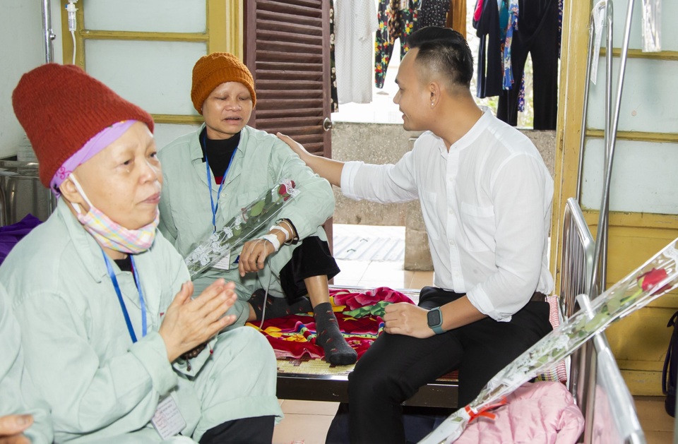 Những chàng vệ sĩ mang niềm vui sớm tới nữ bệnh nhân ung thư nhân ngày 8/3 - 4