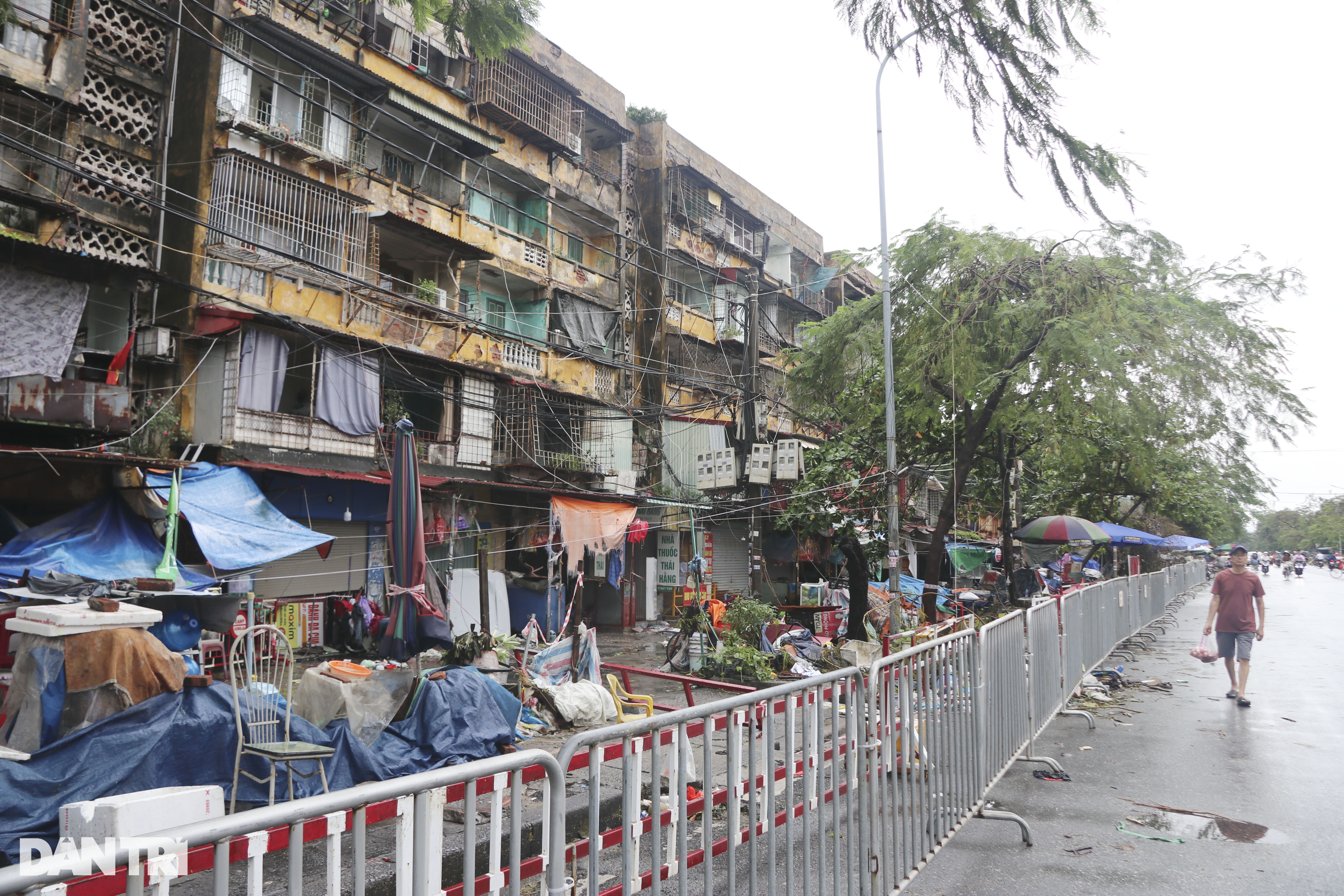 View - Cận cảnh tòa chung cư cũ nát nghiêng sau bão ở Hải Phòng | Báo Dân trí