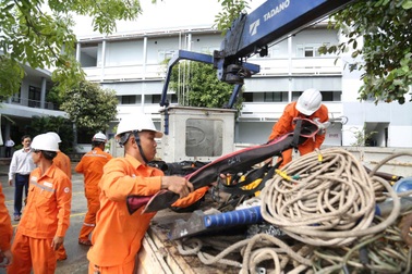 EVNCPC huy động gần 350 nhân lực hỗ trợ Quảng Trị và Hà Tĩnh bị ảnh hưởng bởi bão số 10