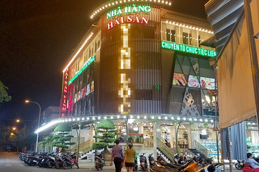 Hỗn chiến bằng súng, 2 người dân trúng đạn