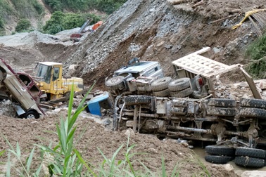 Kinh hãi cảnh hàng chục ô tô bị lũ cuốn, đất vùi ngổn ngang