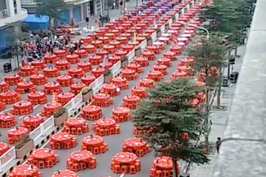 Đám cưới siêu khủng với hàng nghìn bàn tiệc “chảy dài” hết con đường tại Trung Quốc