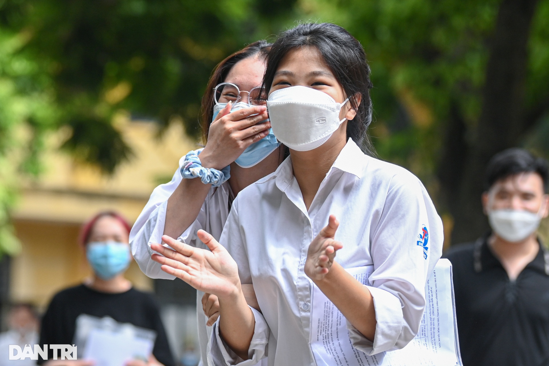 Phụ huynh tay bắt mặt mừng, ôm chầm lấy con khi kết thúc thi môn Ngữ văn - 2 Phụ huynh tay bắt mặt mừng, ôm chầm lấy con khi kết thúc thi môn Ngữ văn - 2