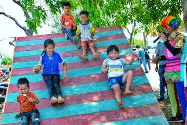 Bán tranh gây quỹ làm sân chơi cho trẻ em vùng sâu tại Tây Nguyên