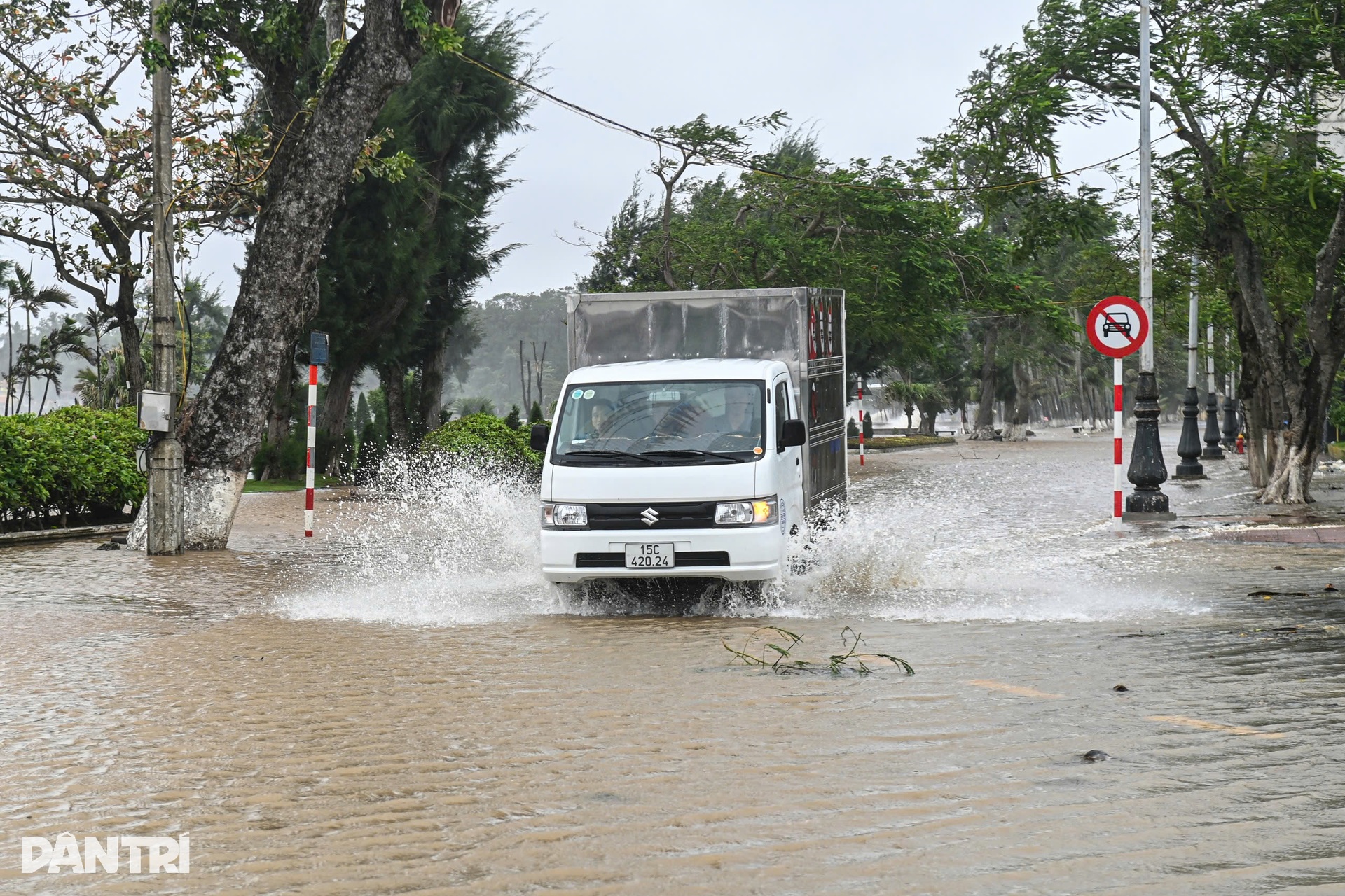 Sóng biển Đồ Sơn cao 8m, xe cảnh sát hú còi nhắc dân về nơi an toàn - 13