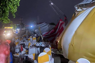 Lốc xoáy hất tung rạp cưới, cả trăm thực khách bỏ chạy