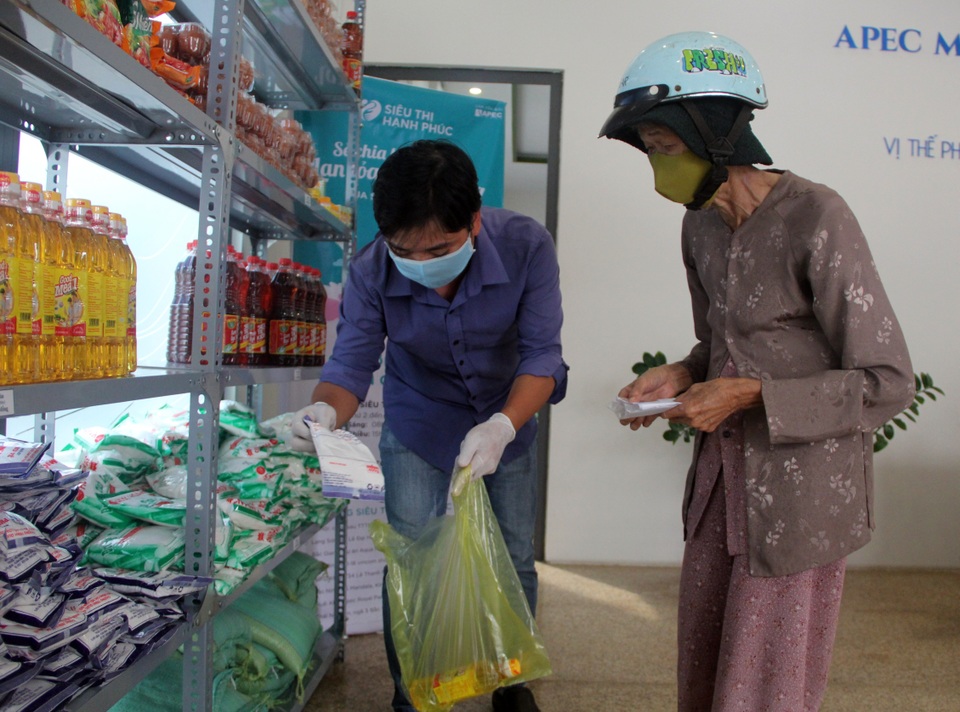 “Siêu thị 0 đồng” - Siêu thị hạnh phúc của người nghèo! - 6 “Siêu thị 0 đồng” - Siêu thị hạnh phúc của người nghèo! - 6