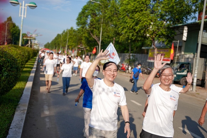 Các y bác sĩ hào hứng tham gia chương trình Đi bộ vì trái tim khỏe.