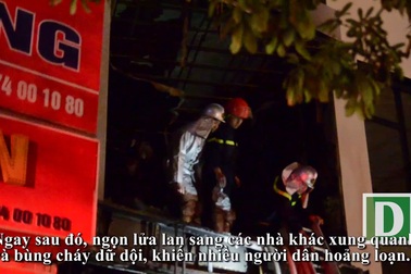 Hà Nội: Nhà 5 tầng cháy ngùn ngụt, lan sang hàng xóm, dân tình hoảng loạn