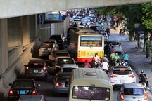 Giao thông chật vật qua những công trường đường trên cao ở Hà Nội