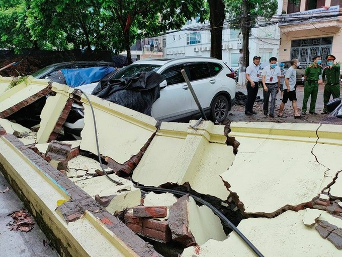 Hà Nội: Hàng loạt ô tô trên vỉa hè bị bức tường đổ đè bẹp - Ảnh 3.