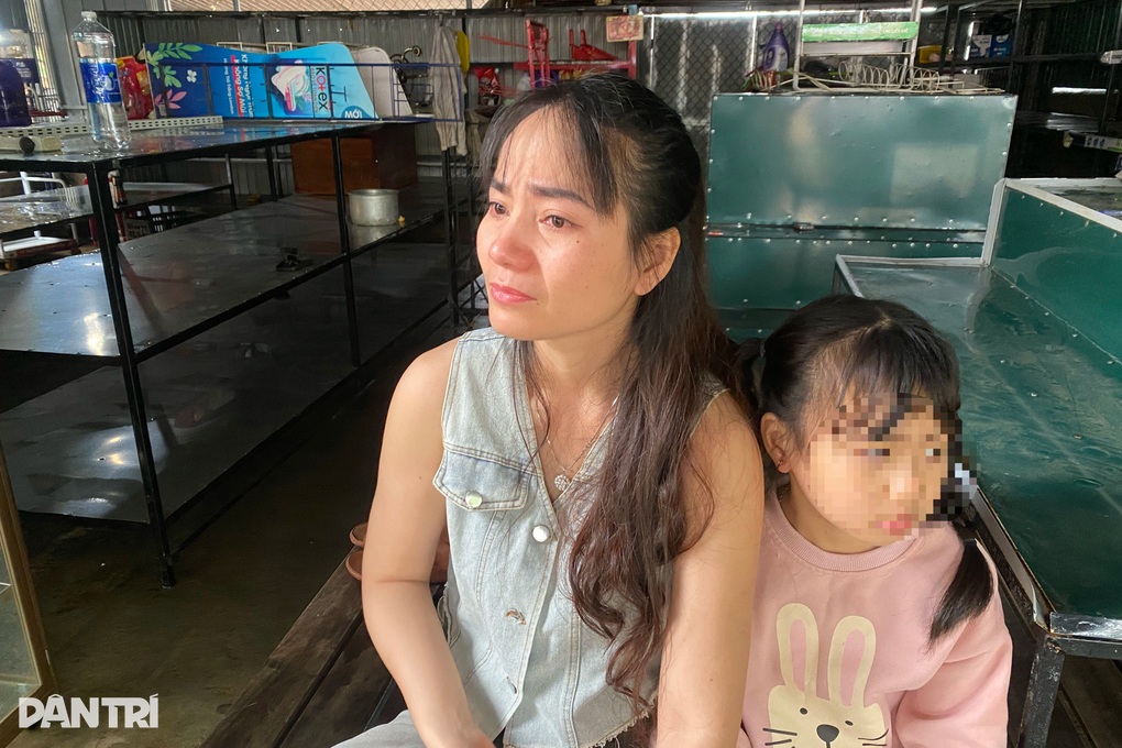 Chợ ngập đến mái trong đêm, nhiều tiểu thương chịu thiệt hại nặng - 2