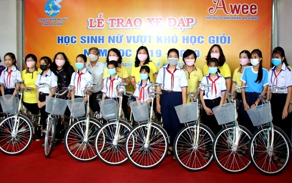 An Giang: Trao tặng 40 chiếc xe đạp cho nữ học sinh vượt khó học giỏi - 1 An Giang: Trao tặng 40 chiếc xe đạp cho nữ học sinh vượt khó học giỏi - 1