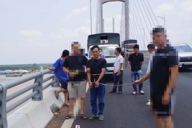 Bắt giữ tên cướp tài sản của phụ nữ trên cầu Rạch Miễu 2
