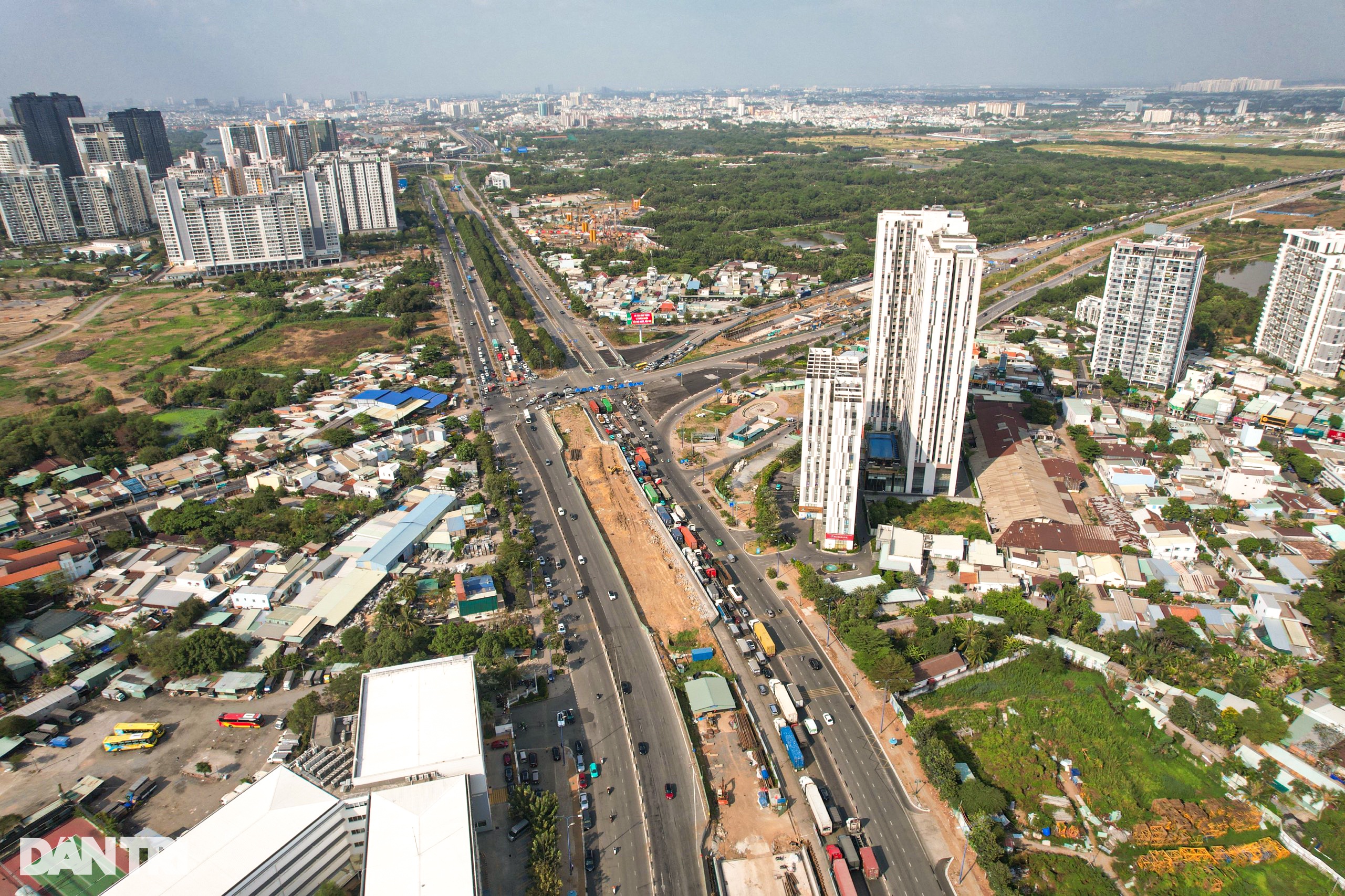 Công nhân phơi mình dưới nắng như lò lửa thi công nút giao lớn nhất TPHCM - 12