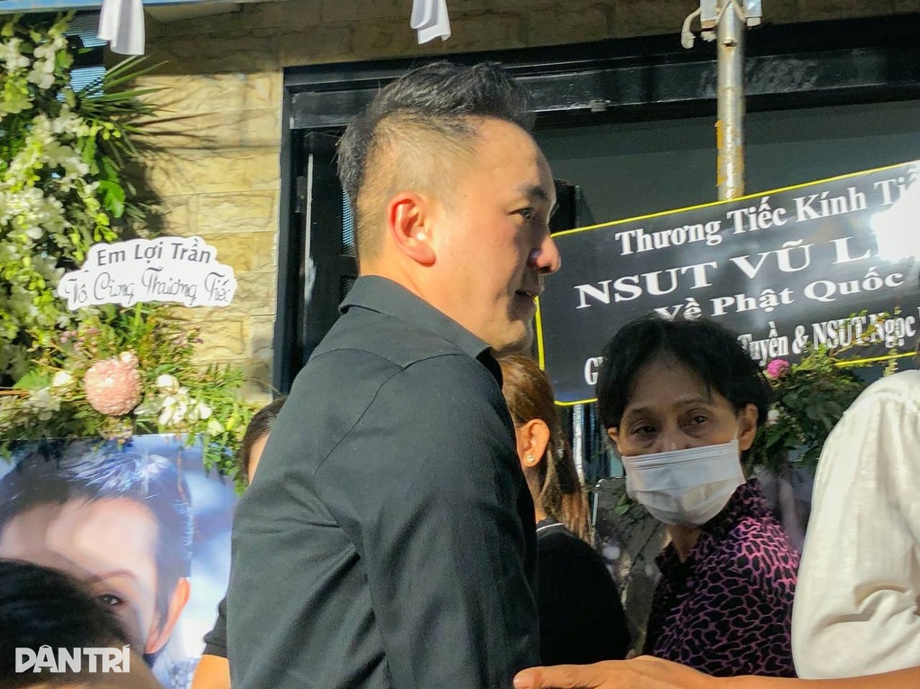 Đêm tiễn Vũ Linh: Ngọc Huyền ngất xỉu, hàng ngàn người xem hát đến 1h sáng - 16 Đêm tiễn Vũ Linh: Ngọc Huyền ngất xỉu, hàng ngàn người xem hát đến 1h sáng - 16