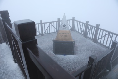 Băng giá phủ trắng đỉnh Fansipan