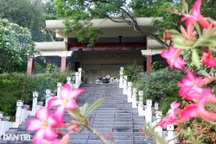 Thăm nơi yên nghỉ của thân mẫu Chủ tịch Hồ Chí Minh