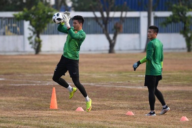 Bùi Tiến Dũng, Văn Hoàng méo mặt vì tập trên sân ruộng cày