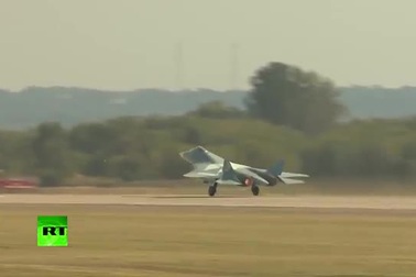 Pha nhào lộn ấn tượng của chiến đấu cơ tàng hình T-50