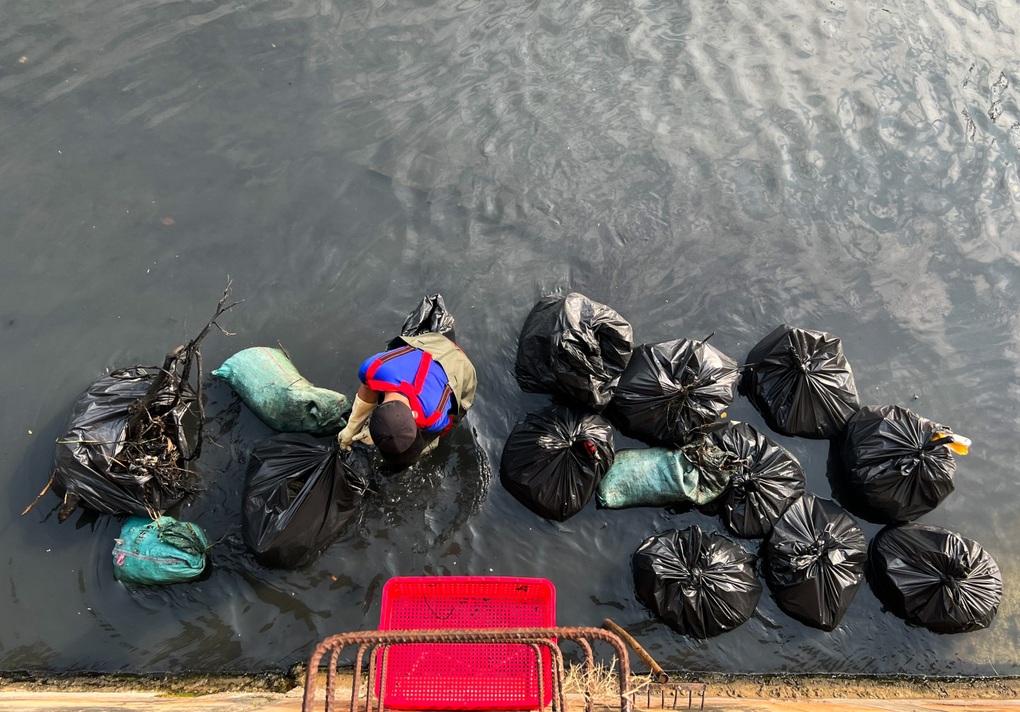 Những chàng trai tự nguyện bơi vào kênh ô nhiễm để gom rác ngày cận Tết - 11 Những chàng trai tự nguyện bơi vào kênh ô nhiễm để gom rác ngày cận Tết - 11