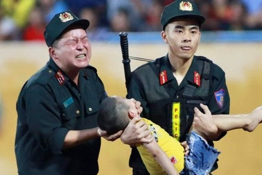 Chiến sĩ cảnh sát nghiến răng chịu đau để cứu trẻ bị co giật: Sơ cứu đã đúng cách?