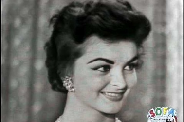 Leona Gage trả lời phỏng vấn trên truyền hình