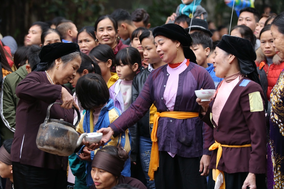 Vĩnh Phúc: Người dân nô nức xem lễ hội trai giả gái gieo hạt - 10 Vĩnh Phúc: Người dân nô nức xem lễ hội trai giả gái gieo hạt - 10