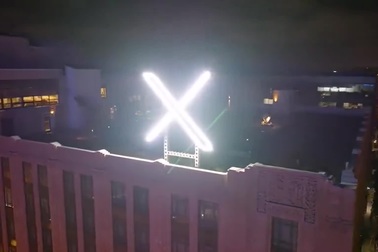 Elon Musk khoe logo chữ "X" được gắn trên đỉnh trụ sở chính của Twitter