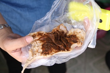 Hà Nội: Khốn khổ cảnh dùng khăn xô lọc nước sinh hoạt đục như nước sông