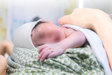Người bố hiếm muộn vì nguyên nhân khó ngờ đón con đầu lòng ở tuổi 57