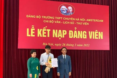 Trường Amsterdam: Lần đầu tiên trong 37 năm có học sinh được kết nạp Đảng