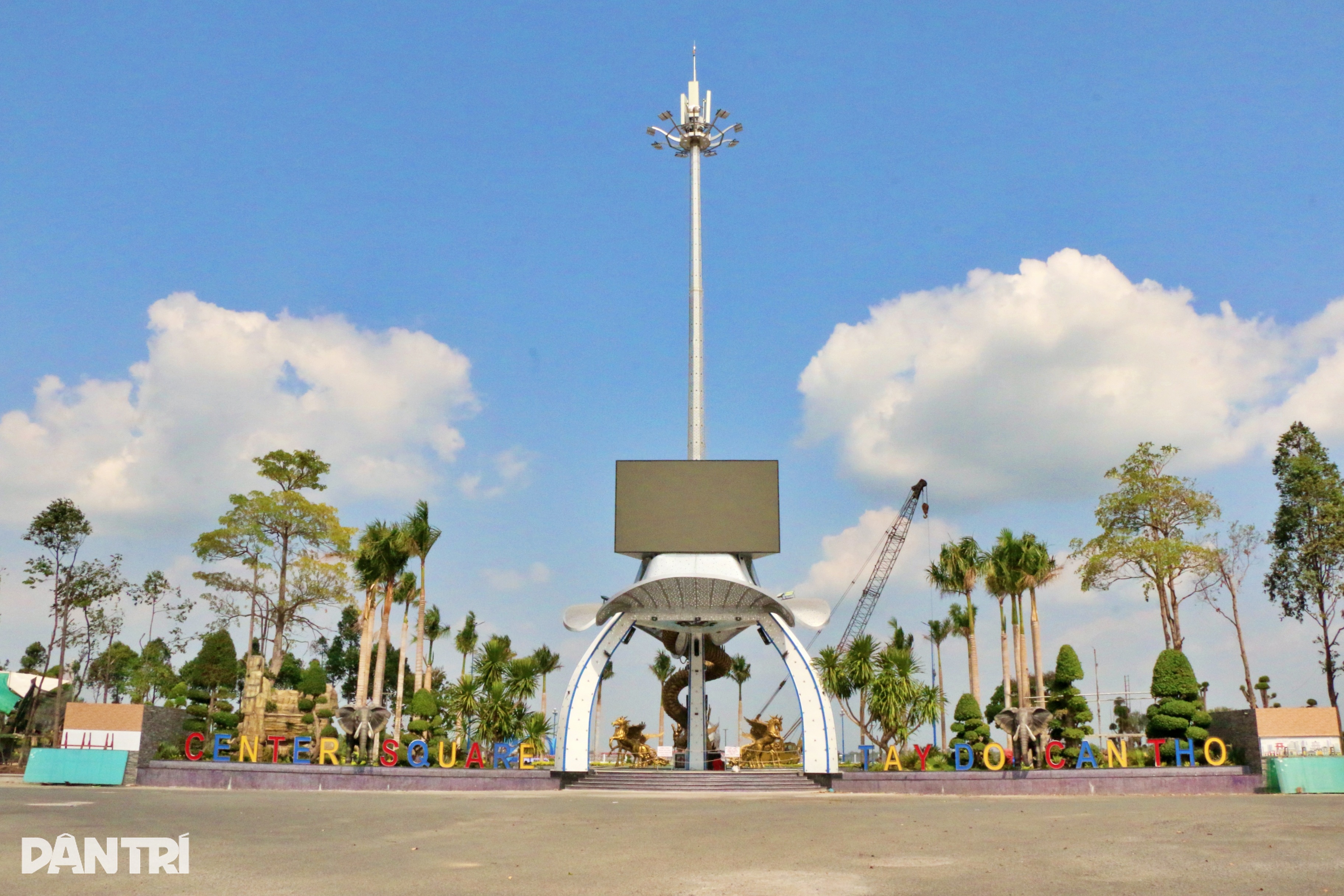 Naléhavá výstavba volného prostoru pro prodej květin Tet pro lidi na Západě - 9 Gấp rút thi công nơi miễn phí mặt bằng cho người dân miền Tây bán hoa Tết - 9