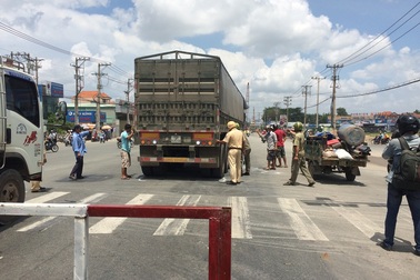 Bé trai 2 tuổi bị xe container cán nát chân