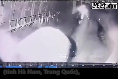 Khoảnh khắc công nhân bỏ chạy khi hầm mỏ nổ tung tại Trung Quốc