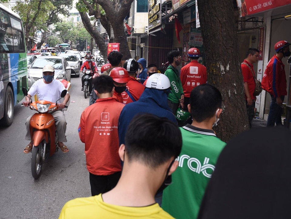 Hà Nội nắng nóng nhất từ đầu hè, shipper xếp hàng dài mua đồ ăn cho khách - 3 Hà Nội nắng nóng nhất từ đầu hè, shipper xếp hàng dài mua đồ ăn cho khách - 3