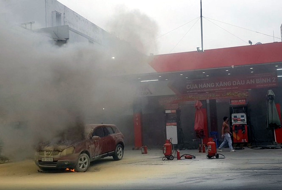 Hà Nội: Ô tô bốc cháy tại cây xăng - 1 Hà Nội: Ô tô bốc cháy tại cây xăng - 1