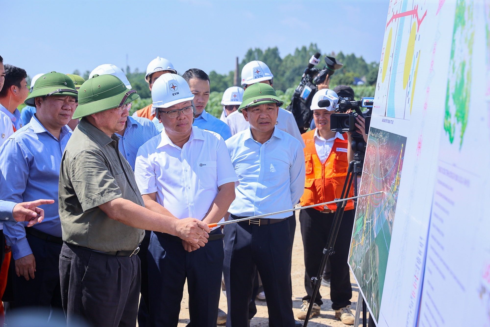 Hoàn thành đường dây 500kV Lào Cai - Vĩnh Yên trong 6 tháng thay vì 2 năm - 1