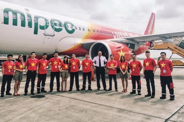 Nhân viên hàng không rực rỡ trang phục chào mừng ngày 2/9